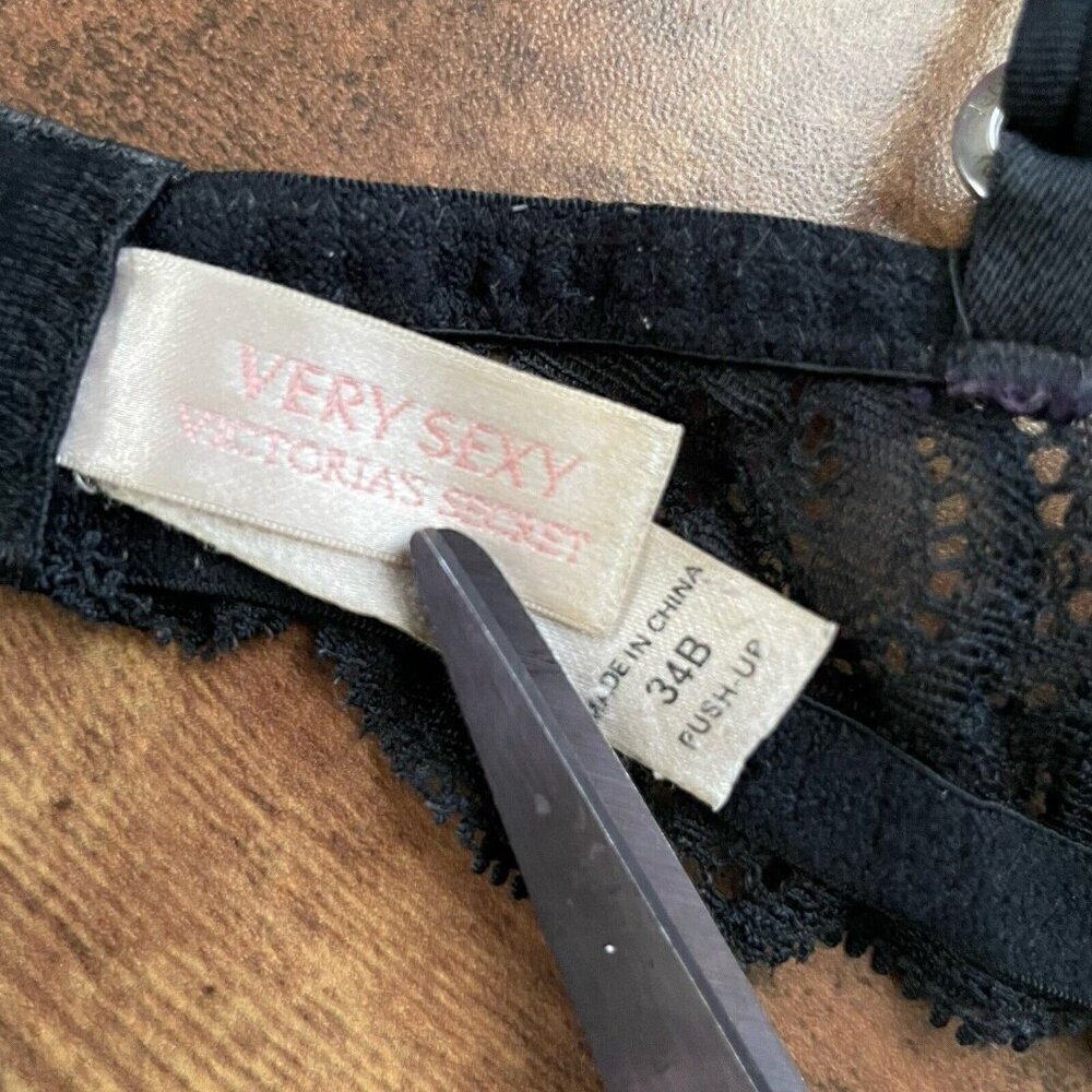 Victorias Secret 34B Bra Black Lace Very Sexy Push Up Underwire Padded Plunge - Picture 7 of 7